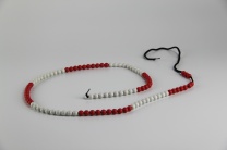 100er Rechenkette weiss-rot, im Zahlenraum bis 100 100er Rechenkette weiss-rot, im Zahlenraum bis 100