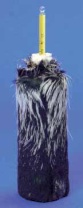 Zusatzgefäß mit Vogelfedern umkleidet