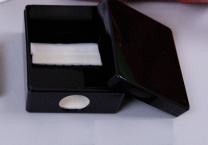 Schwarze Schachtel mit Loch