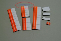 Magnetsymbol für Stundenplan, halb signalrot mit Streifen-halb weiß