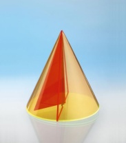 Geometriekörper aus farbigem Acryl, Kegel