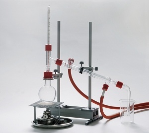 Schülergerätesatz Destillation mit Stativmaterial und Brenner